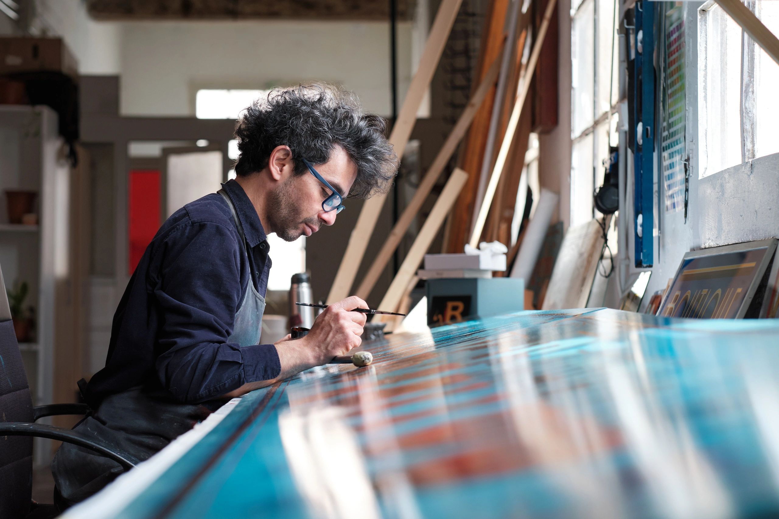 artist working with resin
